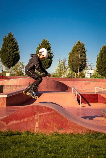 Um menino patina em um parque de skate - Foto, Imagem