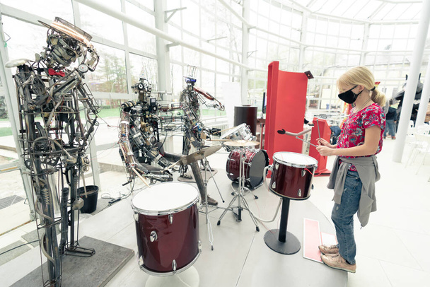 meisje in de geneeskunde masker spelen drum - Foto, afbeelding