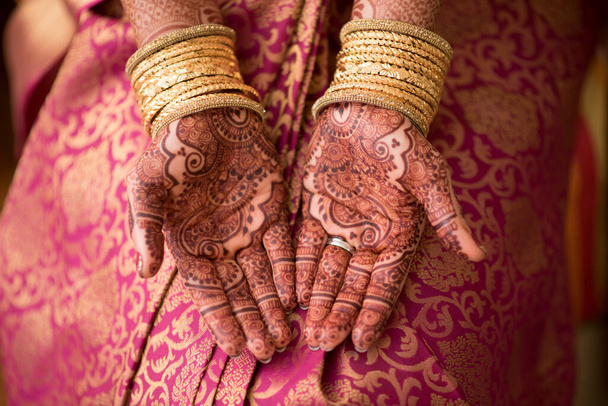 The female hands showing henna tattoos - Фото, зображення