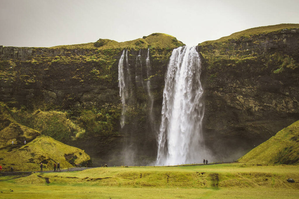 A beautiful shot of the Seljalandsfoss waterfall in Iceland - Foto, imagen