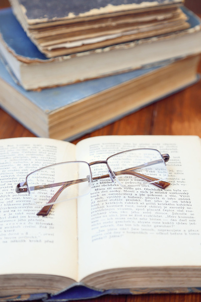 glasses and book - Foto, afbeelding
