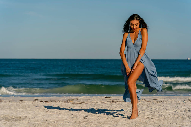 Красивая модель в бикини наслаждается погодой на пляже - Фото, изображение
