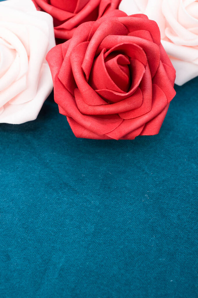 Un colpo verticale di fiori bianchi e rossi sullo sfondo blu scuro - Foto, immagini