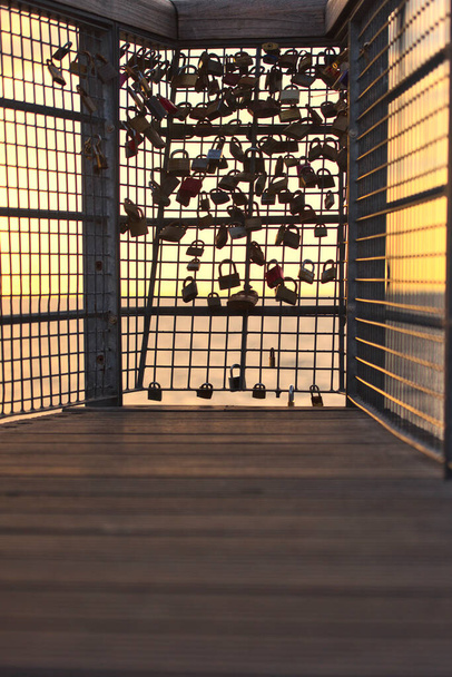 210501 Malmo Suécia - Pôr do sol sobre o cais de fechaduras de amor - Foto, Imagem