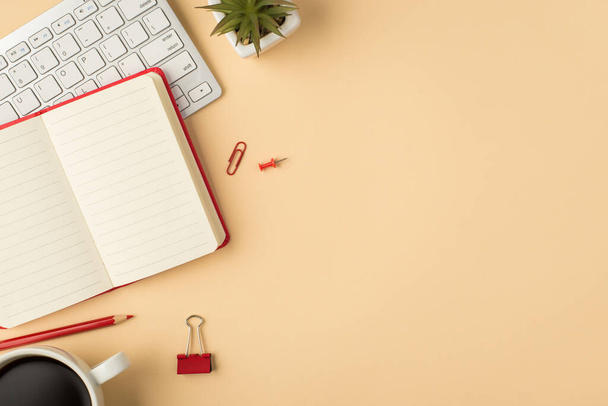 Фото белой клавиатуры цветочный горшок открытого красного планировщика карандаш заколка и чашка кофе на изолированном бежевом фоне с копирайтом - Фото, изображение
