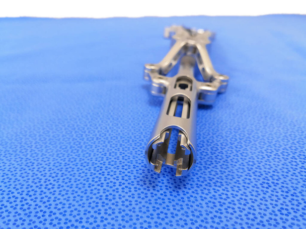Imagem de close-up do instrumento cirúrgico espinhal Beale Rod Redutor Curto. Foco seletivo - Foto, Imagem