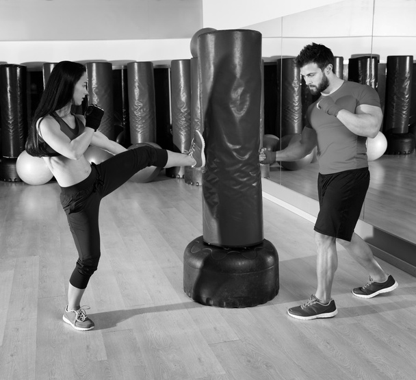 Boxing aerobox couple training at ftness gym - Zdjęcie, obraz