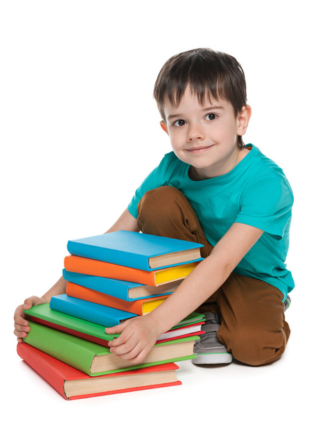 Lächelnder kleiner Junge mit Büchern - Foto, Bild
