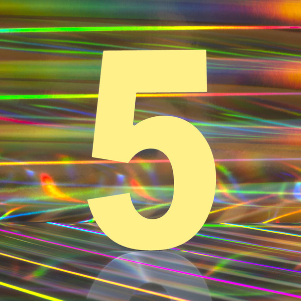 Νούμερο πέντε στο αφηρημένο πολύχρωμο ολογραφικό υπόβαθρο. Στυλ φωτισμού Disco. - Φωτογραφία, εικόνα