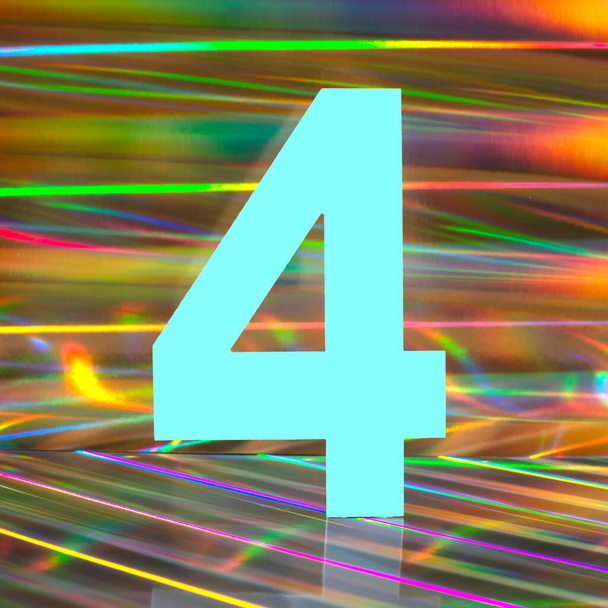 Νούμερο τέσσερα σε αφηρημένο πολύχρωμο ολογραφικό υπόβαθρο. Στυλ φωτισμού Disco. - Φωτογραφία, εικόνα