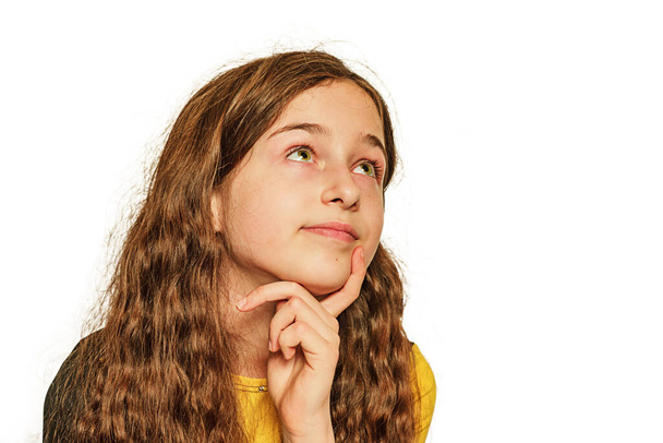 Дівчина-підліток дивиться на бік з несподіванкою на білому тлі. Емоційна дівчина-підліток щаслива
 - Фото, зображення
