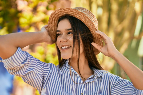 Junges hispanisches Mädchen lächelt glücklich im Park. - Foto, Bild