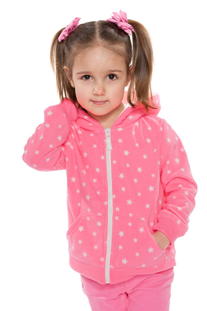 Смолящая девочка в розовом на фоне белого
 - Фото, изображение