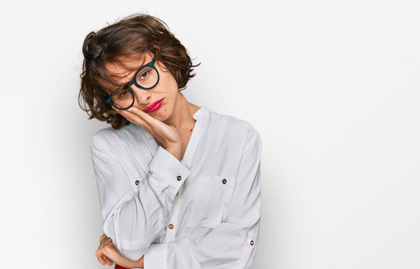 Jeune femme hispanique portant un style d'affaires et des lunettes de penser à la recherche fatigué et ennuyé avec des problèmes de dépression avec les bras croisés.  - Photo, image