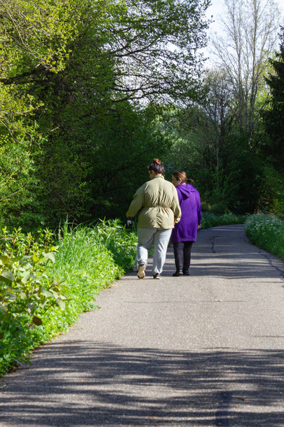 personas que caminan ejercicio al aire libre en un día soleado de primavera en Alemania - Foto, imagen