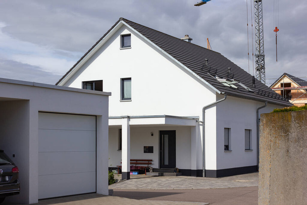 современный фасад дома с белыми и серыми цветами в Германии весной сельской местности - Фото, изображение