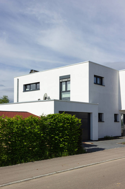 μοντέρνα πρόσοψη σπιτιού με λευκά και γκρι χρώματα στη Γερμανία άνοιξη ύπαιθρο - Φωτογραφία, εικόνα