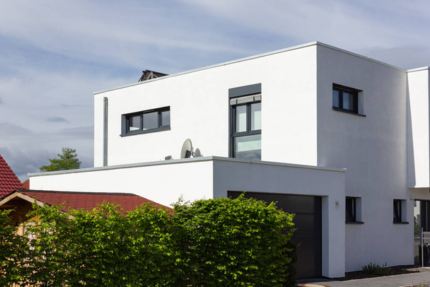μοντέρνα πρόσοψη σπιτιού με λευκά και γκρι χρώματα στη Γερμανία άνοιξη ύπαιθρο - Φωτογραφία, εικόνα