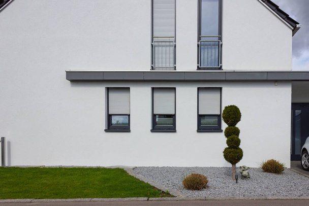 moderna fachada de la casa con colores blanco y gris en alemania primavera campo - Foto, imagen