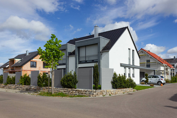 moderna fachada de la casa con colores blanco y gris en alemania primavera campo - Foto, Imagen