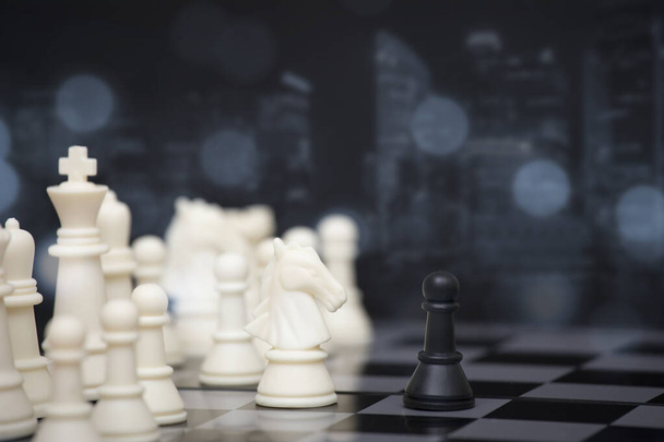 Концепція бізнес-стратегії конкурентних ідей з шаховою настільною грою. Конкуренція бізнесу, боротьба та протистояння проблемам, загрози з навколишніх проблем. Виставлено за концепцією ігор
. - Фото, зображення