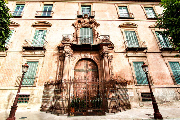 Piękny stary Pałac Episkopalny z kolosalnym kutym metalowym ogrodzeniem w Murcji - Zdjęcie, obraz