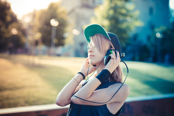 jonge mooie model vrouw luisteren muziek - Foto, afbeelding
