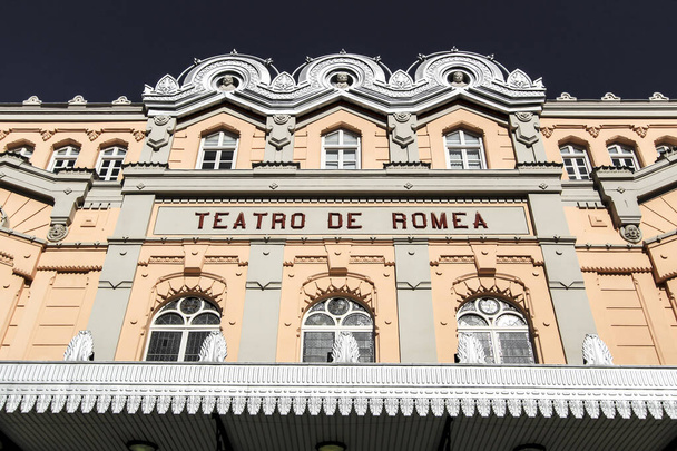 Kaunis ja majesteettinen Romea Theater julkisivu Murciassa sinisen taivaan alla - Valokuva, kuva