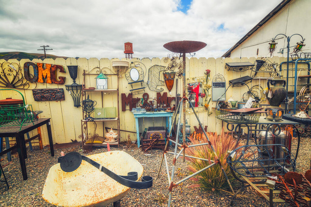 Orcut, Santa Barbara County, California, 15 Μαΐου 2021. Antique αίθριο και έπιπλα κήπου σε ένα μικρό κατάστημα με αντίκες στο Orcut, Santa Barbara County, CA - Φωτογραφία, εικόνα