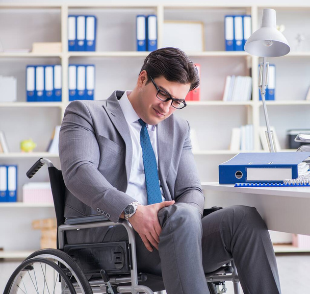 Empresario discapacitado que trabaja en la oficina - Foto, Imagen