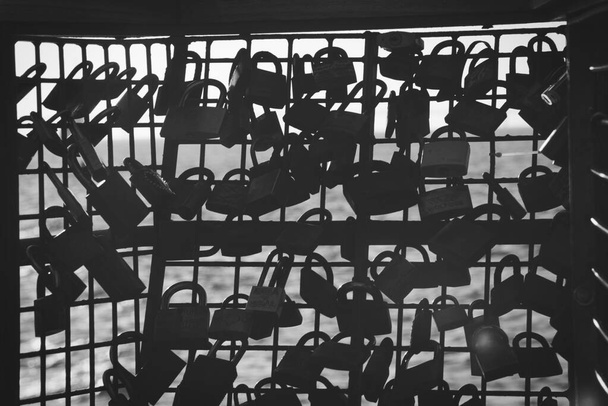 210501 Malmo Suécia - Foto preto e branco sobre o cais de fechaduras de amor. - Foto, Imagem