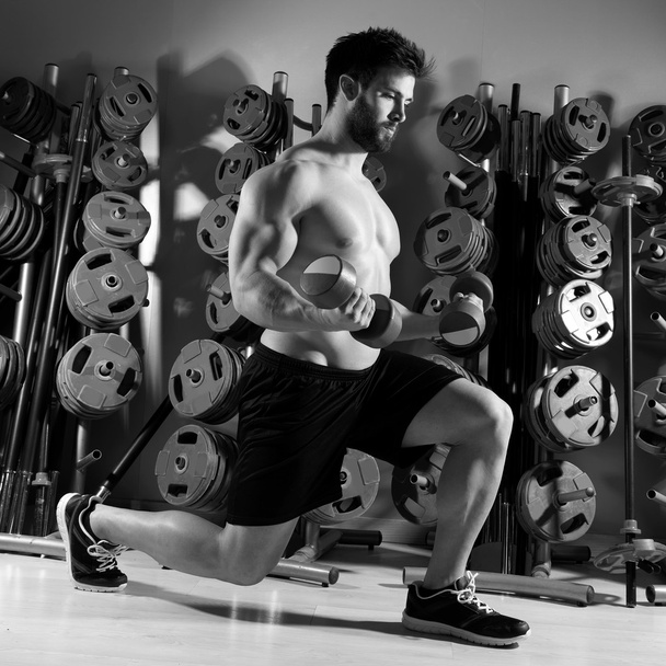 Haltère homme entraînement fitness à la salle de gym
 - Photo, image