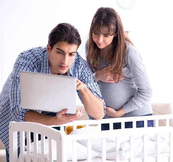 Jovens pais esperando seu primeiro bebê - Foto, Imagem
