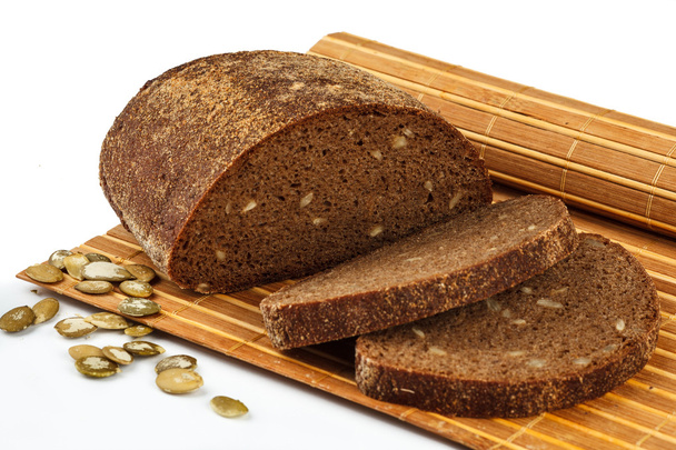 житній хліб з гарбузовим насінням на килимку
 - Фото, зображення