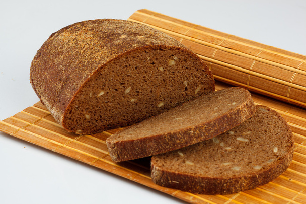 Ржаной хлеб на соломенном коврике
 - Фото, изображение