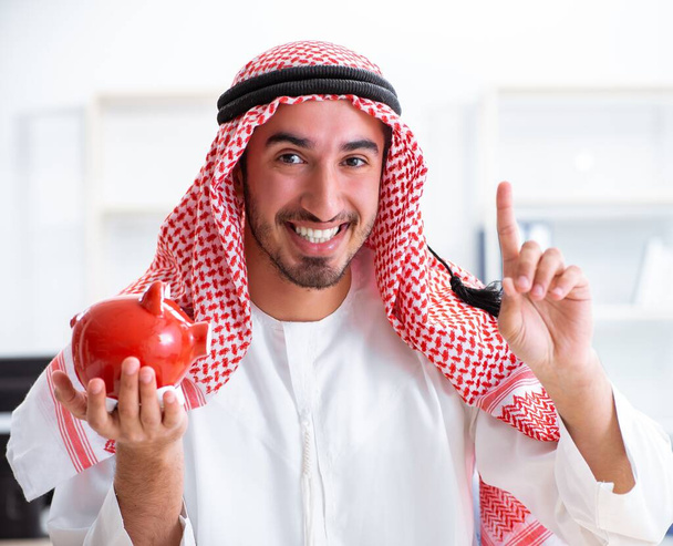 Арабский бизнесмен, работающий в офисе - Фото, изображение