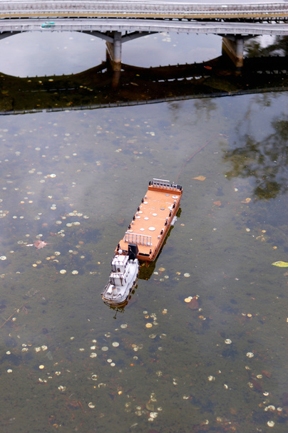 Σκάφος σε μικρογραφία το ποτάμι - Φωτογραφία, εικόνα