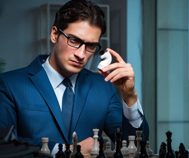 Uomo d'affari che gioca a scacchi nel concetto di strategia - Foto, immagini