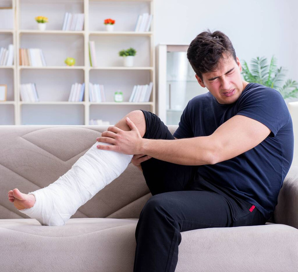 Man with broken leg recovering at home - Zdjęcie, obraz