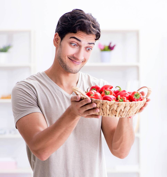 Junger Mann mit gesundem Ess- und Diätkonzept - Foto, Bild