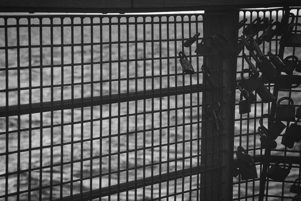 210501 Μάλμε Σουηδία - Ασπρόμαυρη φωτογραφία πάνω από την προβλήτα των κλειδαριών αγάπης. - Φωτογραφία, εικόνα