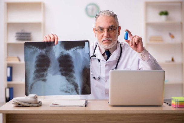 В клинике работает старый врач-рентгенолог - Фото, изображение