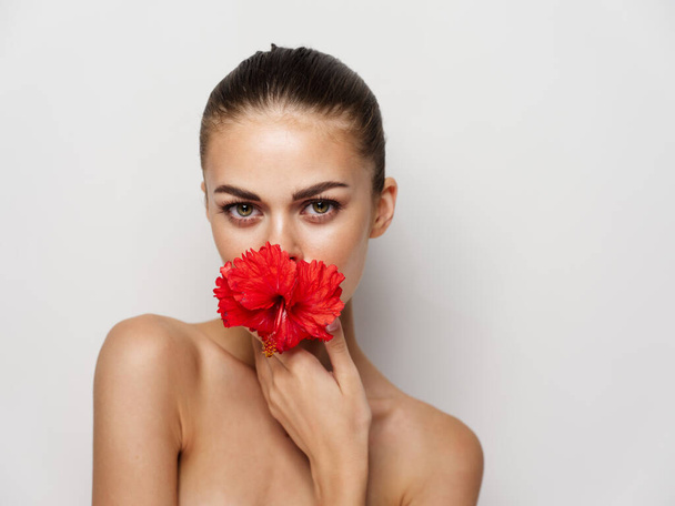 Güzel bir kadın çıplak omuzlu kozmetik ürünleri stüdyosu - Fotoğraf, Görsel