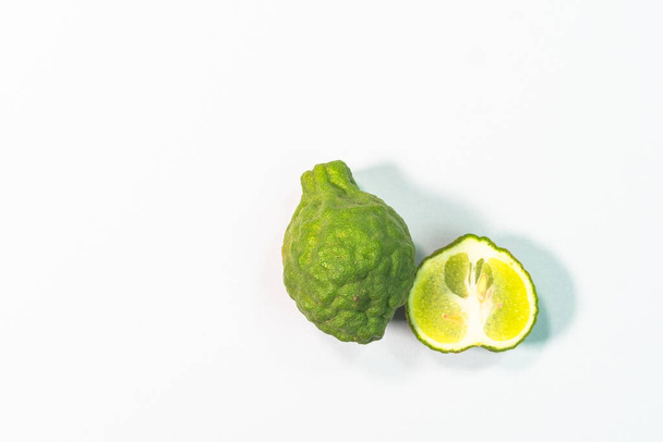 As folhas de limão bergamota e kaffir têm um aroma pungente e são ervas comumente usadas para cozinhar com cheiro de peixe.. - Foto, Imagem
