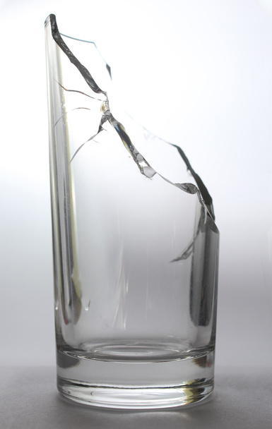 Vidrio aislado de agua rota
 - Foto, imagen