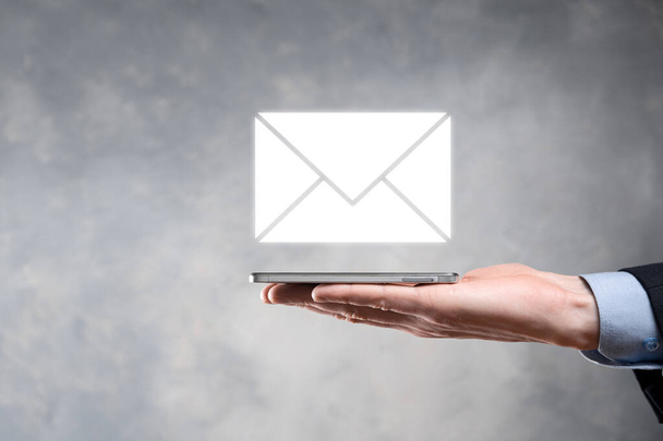 E- posta ve kullanıcı simgesi, imza, sembol pazarlama ya da bülten konsepti, diyagram. E- posta gönderme. Posta ve SMS pazarlama kavramı. İş dünyasında doğrudan satış şeması. E- posta için istemci listesi - Fotoğraf, Görsel