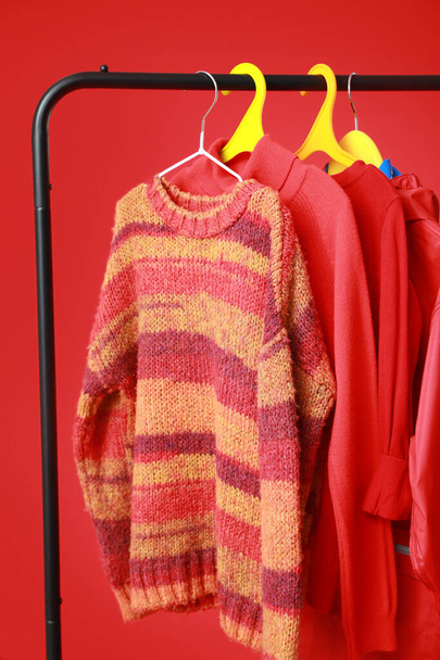 Rack stílusos ruhák színes háttér - Fotó, kép