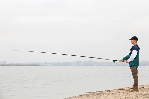 Teenage chlapec rybaření na řece - Fotografie, Obrázek
