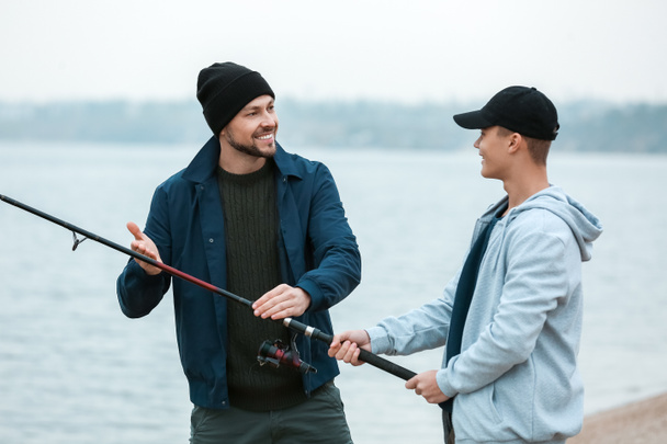 Vater und Sohn angeln gemeinsam auf Fluss - Foto, Bild