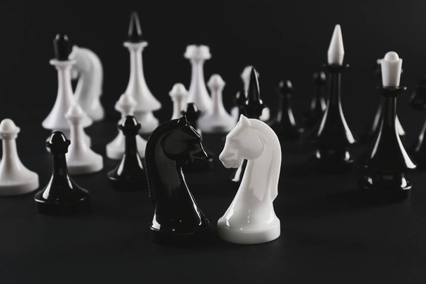 Chess pieces on dark background - Foto, afbeelding